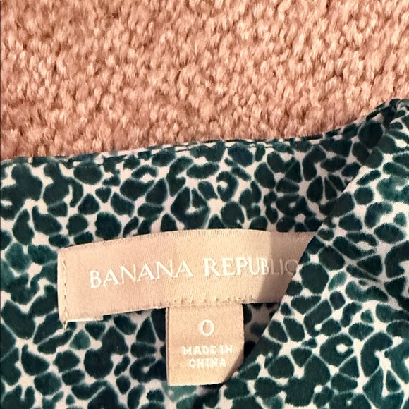Banana Republic Green and White Patterned Blouse - Picture 2 of 3